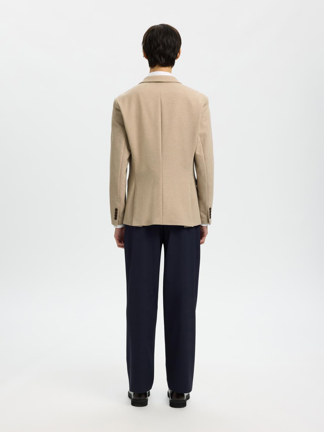 model_shot-back